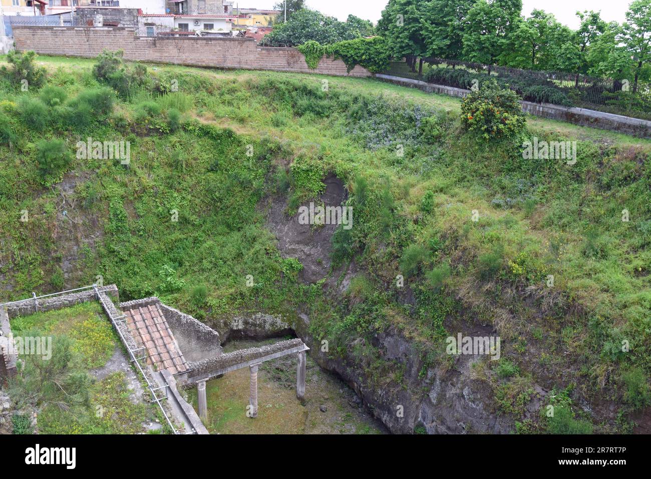 Vestiges de la ville romaine d'Herculanum, montrant le niveau actuel du sol et la profondeur de son enfouissement dans l'éruption du Vésuve de AD79, Ercolano, Naples, Italie Banque D'Images
