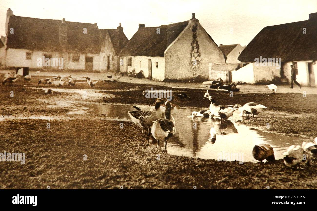 Une scène typique dans le Claddagh, (village de Claddagh) Galway, Irlande en 1933. Connu sous le nom de Claddach» signifiant « la côte » en irlandais, le village avait autrefois son propre roi, qui dirigeait la flotte de pêche et a réglé les différends dans la communauté. Le dernier vrai roi de Claddagh, Martin Oliver, est décédé en 1972 , le poste est maintenant honorifique, Banque D'Images