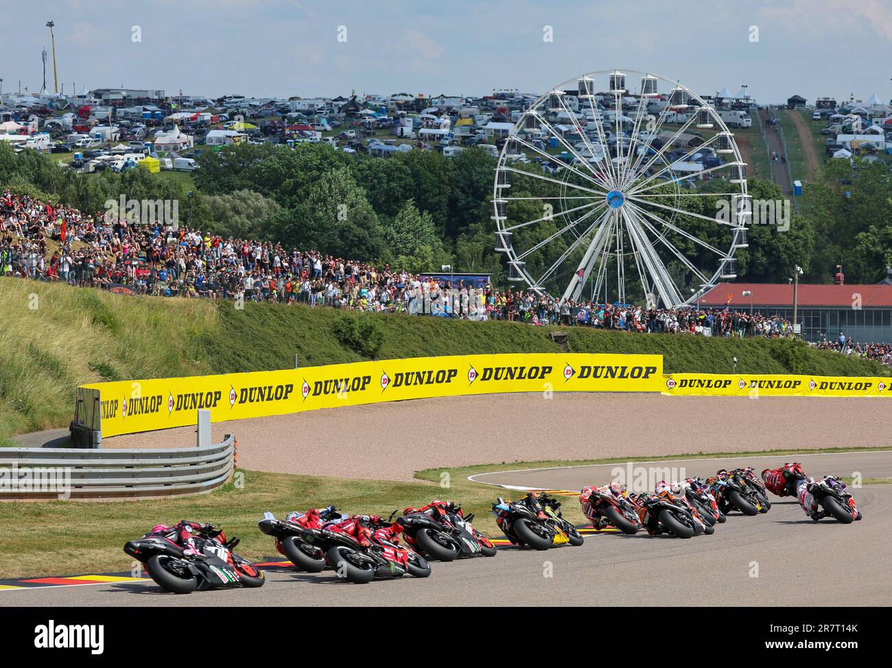 Hohenstein Ernstthal, Allemagne. 17th juin 2023. Motorsport/moto, Grand Prix d'Allemagne, course de sprint à la Sachsenring. Le champ des cavaliers entre dans l'Omega. Credit: Jan Woitas/dpa/Alay Live News Banque D'Images