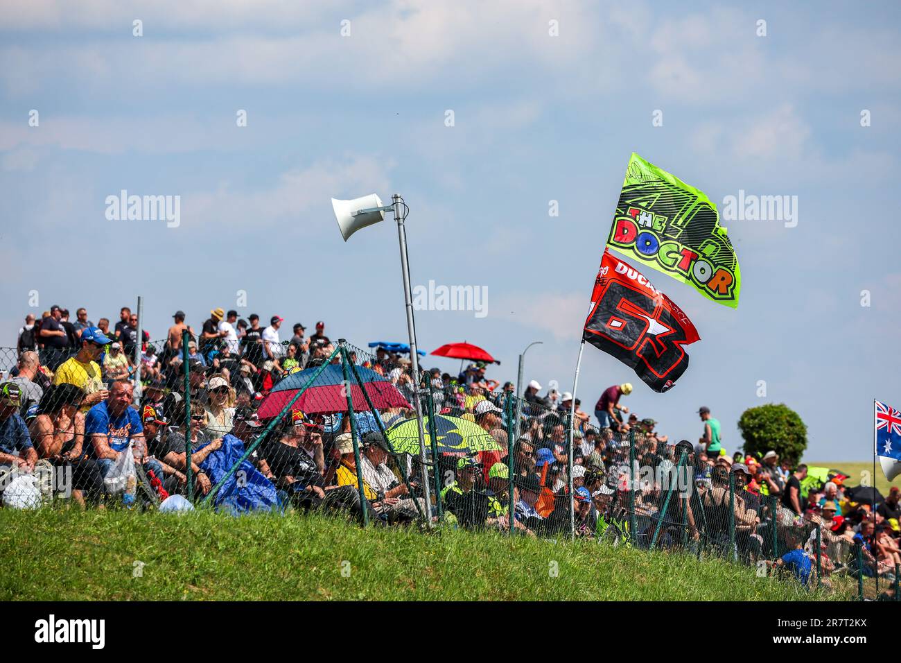 Hohenstein Ernstthal, Allemagne. 17th juin 2023. Motorsport/moto, Grand Prix d'Allemagne, course de sprint à la Sachsenring. Les fans de Rossi et Bezzecchi ont soulevé des drapeaux. Credit: Jan Woitas/dpa/Alay Live News Banque D'Images