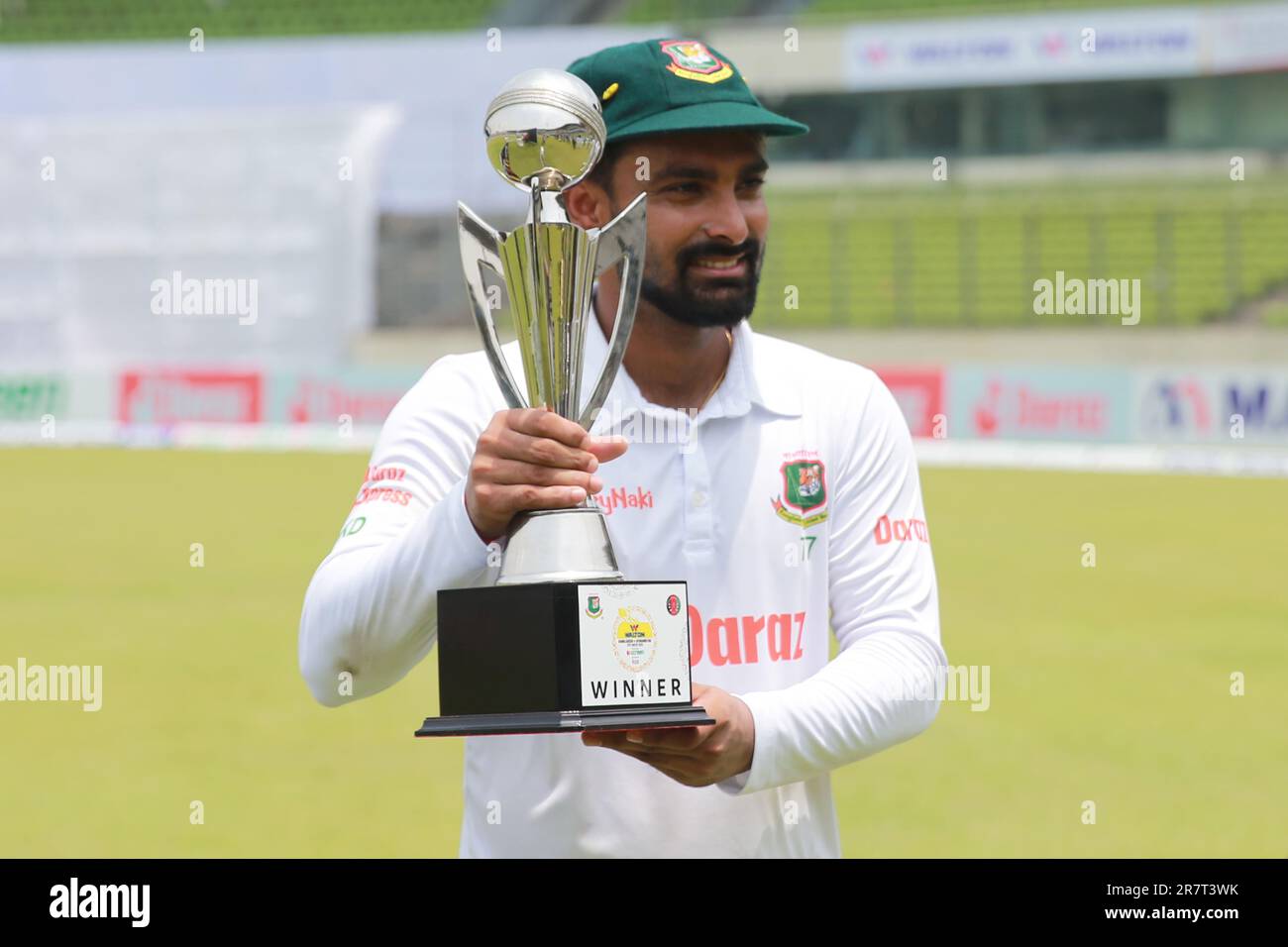 Litton Das détient le trophée de match de test solitaire alors que Litton Das (2nd à droite) détient le trophée de match de test solitaire le long des cinq pates de gauche Taskin Ahmed, EB Banque D'Images