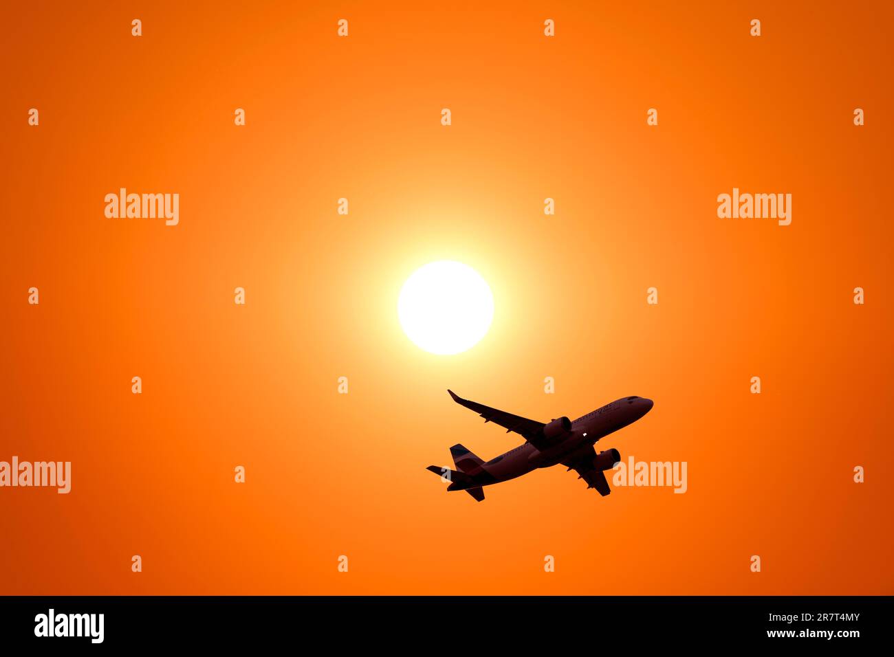 Photomontage, décollage d'avions devant le soleil, ciel nocturne, Bade-Wurtemberg, Allemagne Banque D'Images