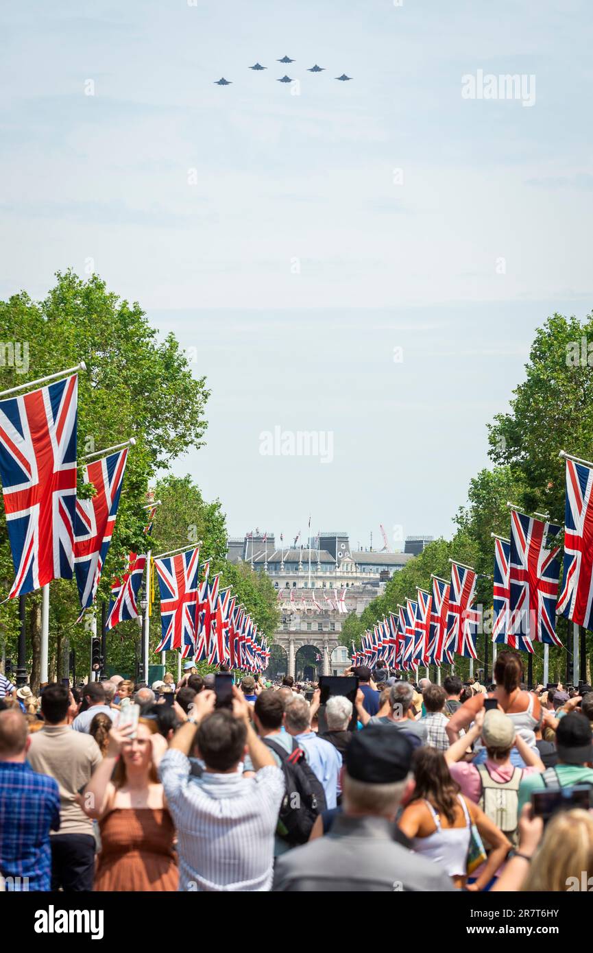 Londres, Royaume-Uni. 17 juin 2023. Les membres du public du Mall regardent un flicast de 70 avions après avoir trooping la couleur où le roi Charles a pris le salut. Plus de 1 400 soldats en parachute, 200 chevaux et 400 musiciens participent à la cérémonie de Trooping the Color (défilé d'anniversaire du Roi) pour marquer l'anniversaire officiel du souverain et cette année sera le premier défilé d'anniversaire du règne du Roi Charles III. Credit: Stephen Chung / Alamy Live News Banque D'Images