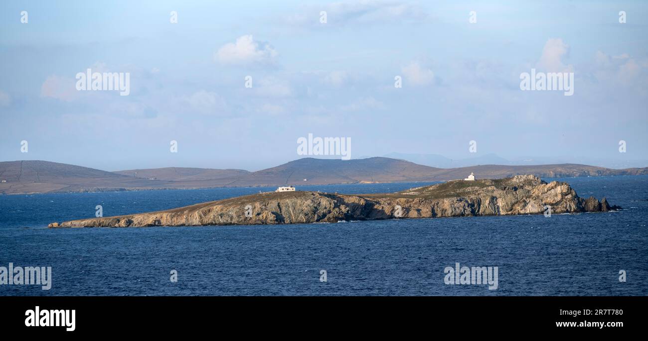 Petite île rocheuse de Mpaos avec église dans la mer, Mykonos, Cyclades, Grèce Banque D'Images