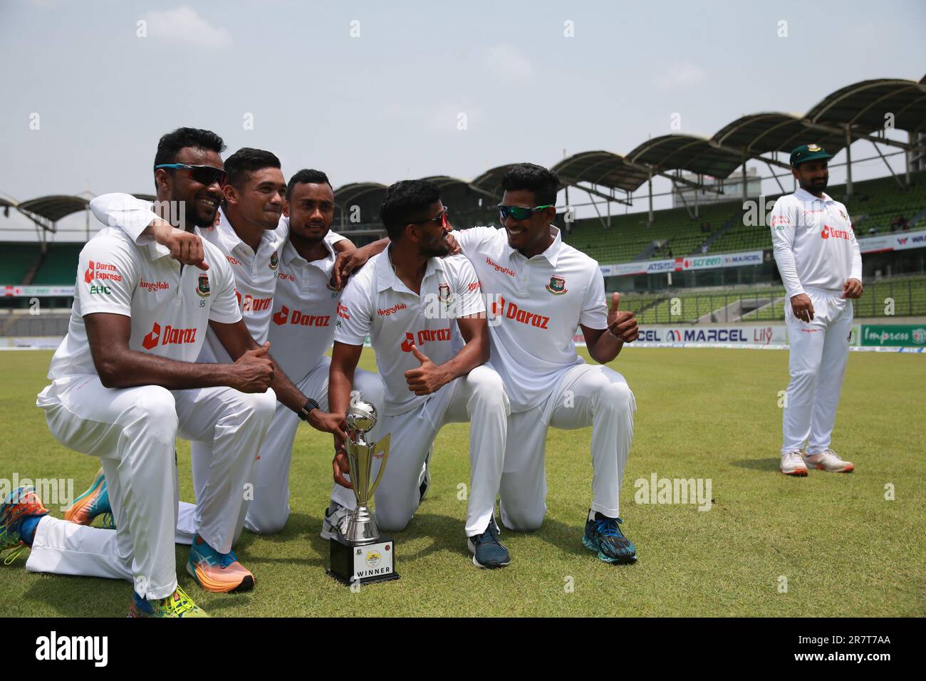 Les cinq paces bangladais de gauche Ebadot Hossain, Taskin Ahmed, Sharitful Islam, Khaled Ahmed et Mushfik Hasan sans capt des photos le long de la Banque D'Images