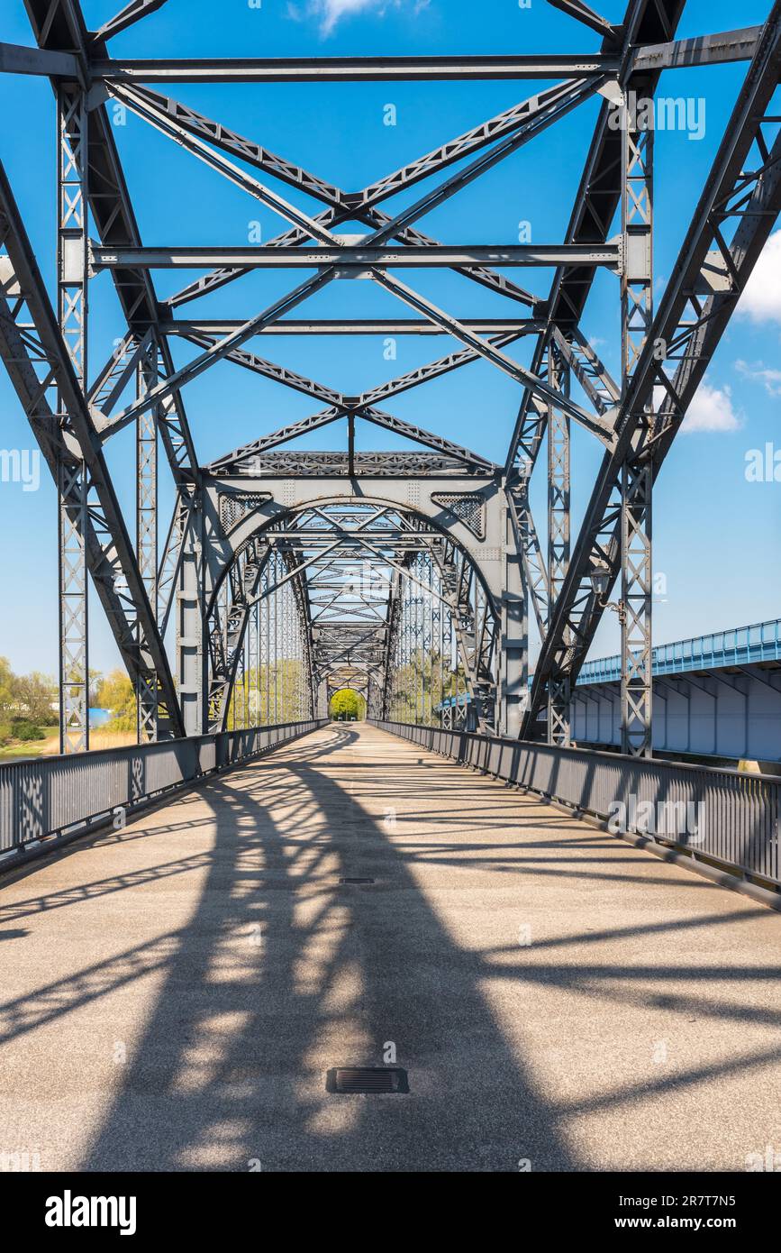 L'ancien pont Harburger elbe est un pont en arc d'acier reliant les quartiers de Hambourg de Harburg et Wilhelmsburg via l'Elbe sud Banque D'Images
