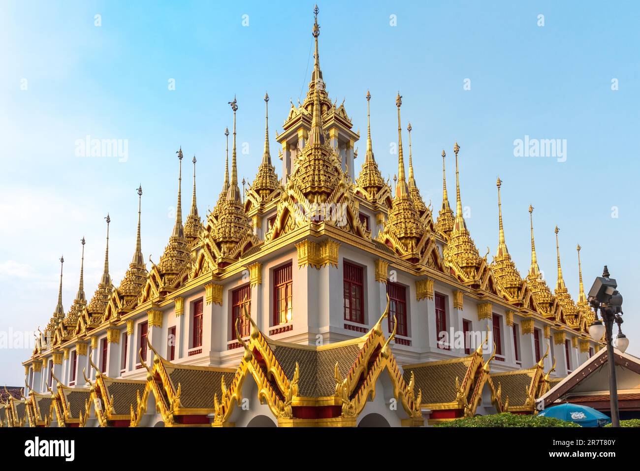 Le temple bouddhiste Wat Ratchanatdaram dans le quartier central de Bangkok. Le Loha Prasat, qui signifie château de fer ou monastère de fer, situé dans Banque D'Images