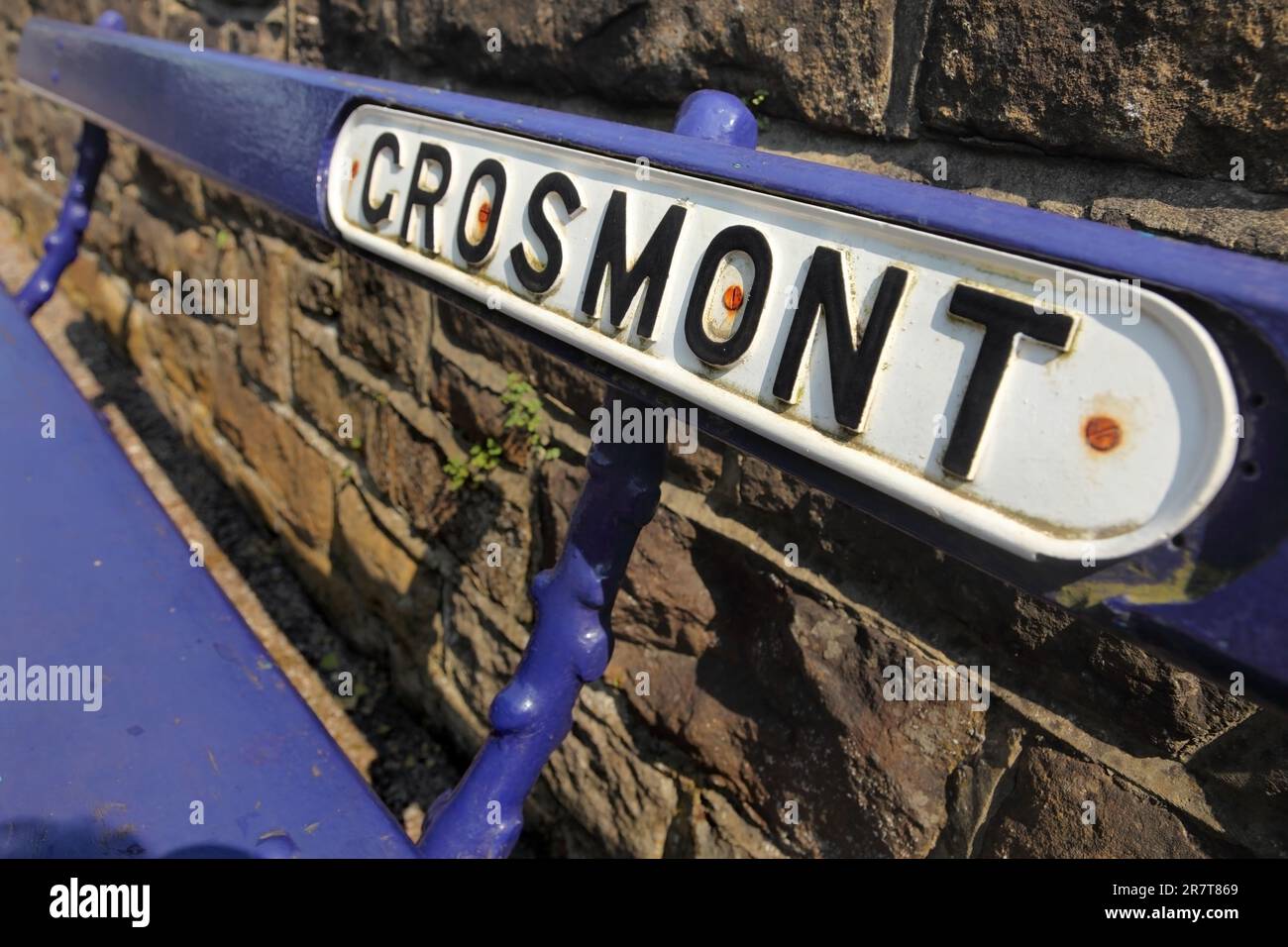 Plaque signalétique sur banc à la gare de Grosmont sur le chemin de fer North Yorkshire Moors. Banque D'Images