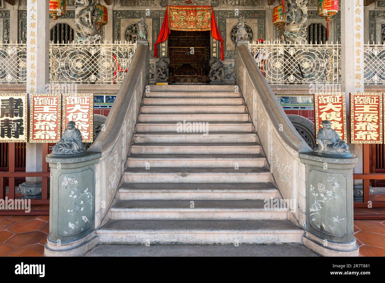 Escalier vers les halls du temple, autels et urnes, la salle avec des tablettes ancestrales. Le Khoo Kongsi, le clayhouse chinois et l'attraction principale de Banque D'Images