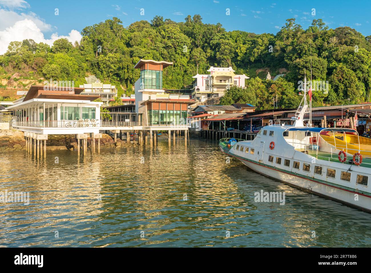 Complexe de bureaux moderne, l'autorité portuaire de Pangkor, construit comme maison de pilotis, dans le port de l'île de Pangkor sur la côte ouest de la Malaisie Banque D'Images