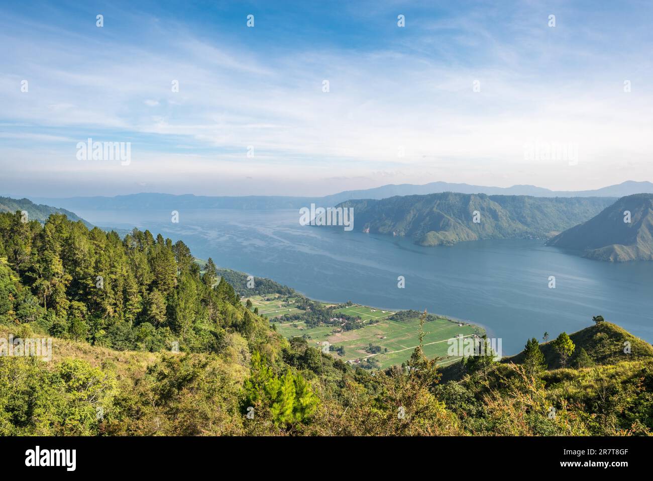 Vue de l'île de Samosir au lac Toba, le plus grand lac volcanique du monde situé au milieu de la partie nord de l'île de Banque D'Images