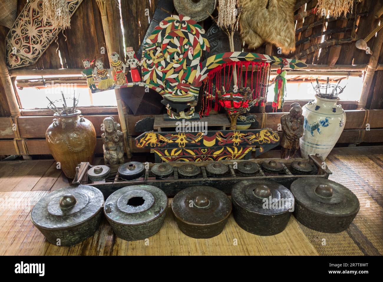 Assemblage d'éléments de la culture IBAN à partir d'instruments de musique, de sculptures et de figurines dans une maison IBAN sur la péninsule de Santubong en Malaisie Banque D'Images