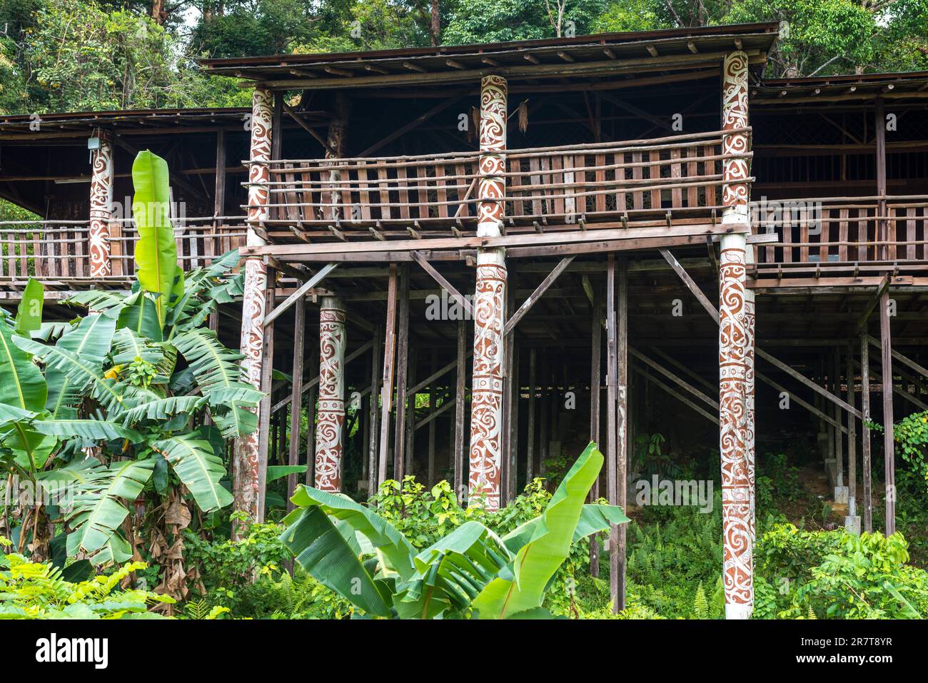 Orang Ulu à Sarawak sur la péninsule de Santubong dans l'état malaisien de Sarawak à Bornéo. Typique décorée avec goût avec des peintures murales et Banque D'Images