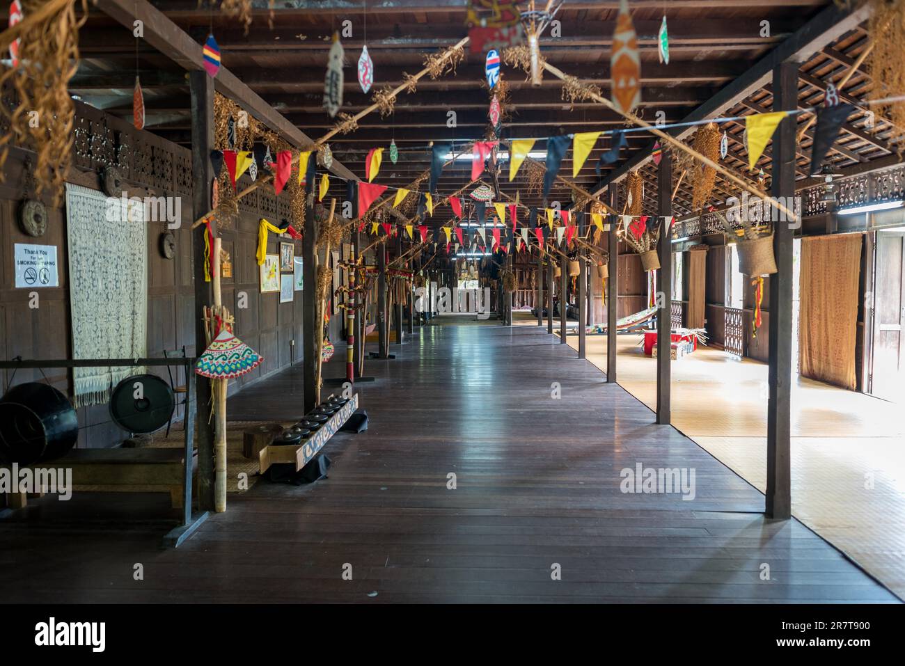 La longue maison traditionnelle IBAN avec des meubles culturels-historiques montre le mode de vie et l'histoire de la tribu IBAN sur la péninsule de Santubong dans le Banque D'Images