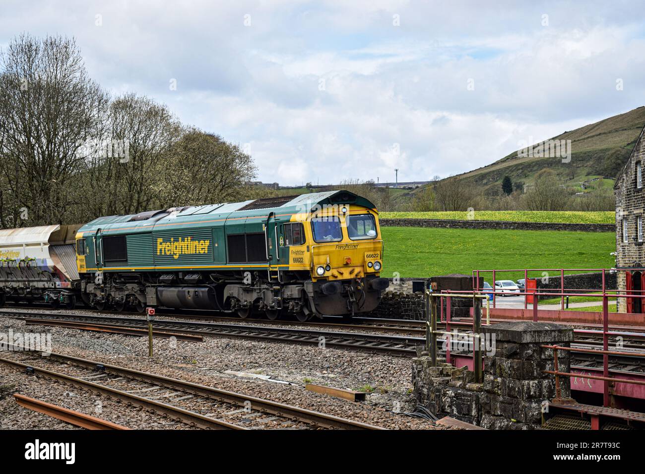 Un Freightliner Class 66 tire un train de pierre devant le tunnel de Standedge, Marsden. Banque D'Images