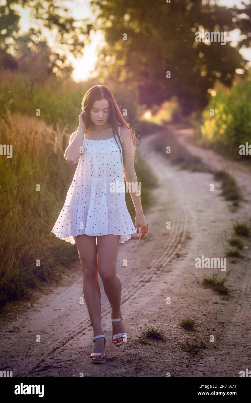 Jeune belle femme en robe blanche dans champ de maïs Banque D'Images