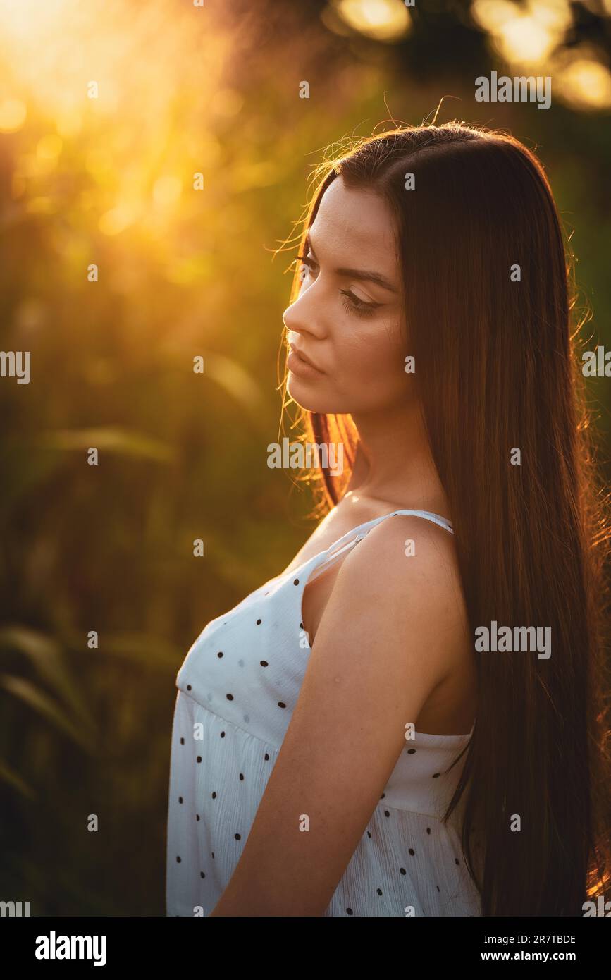 Jeune belle femme en robe blanche dans champ de maïs Banque D'Images