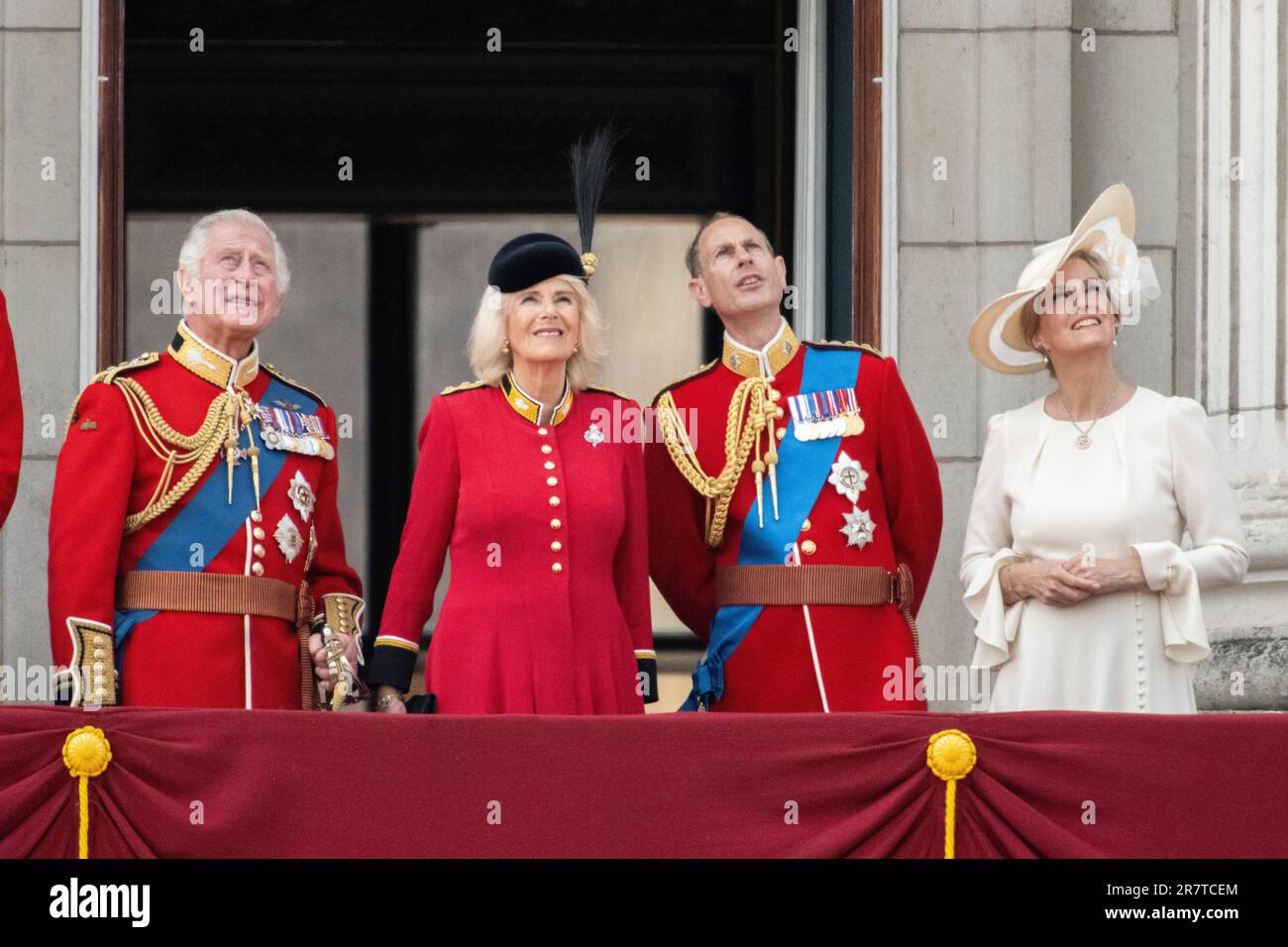 Londres, Royaume-Uni. 17 juin 2023. HM King Charles III et la Reine regardent un flip au-dessus de Buckingham Palace depuis le balcon. C'est la première Trooping à laquelle le roi de couleur Charles III a assisté en tant que roi. Credit: Benjamin Wareing/ Alamy Live News Banque D'Images