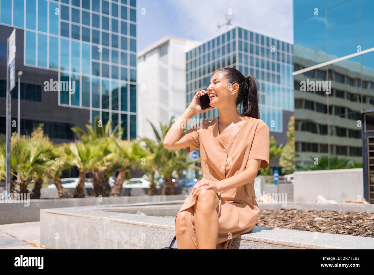 Portrait d'une femme cadre ou d'une femme d'affaires latine dans un bureau d'affaires parlant au téléphone assis Banque D'Images