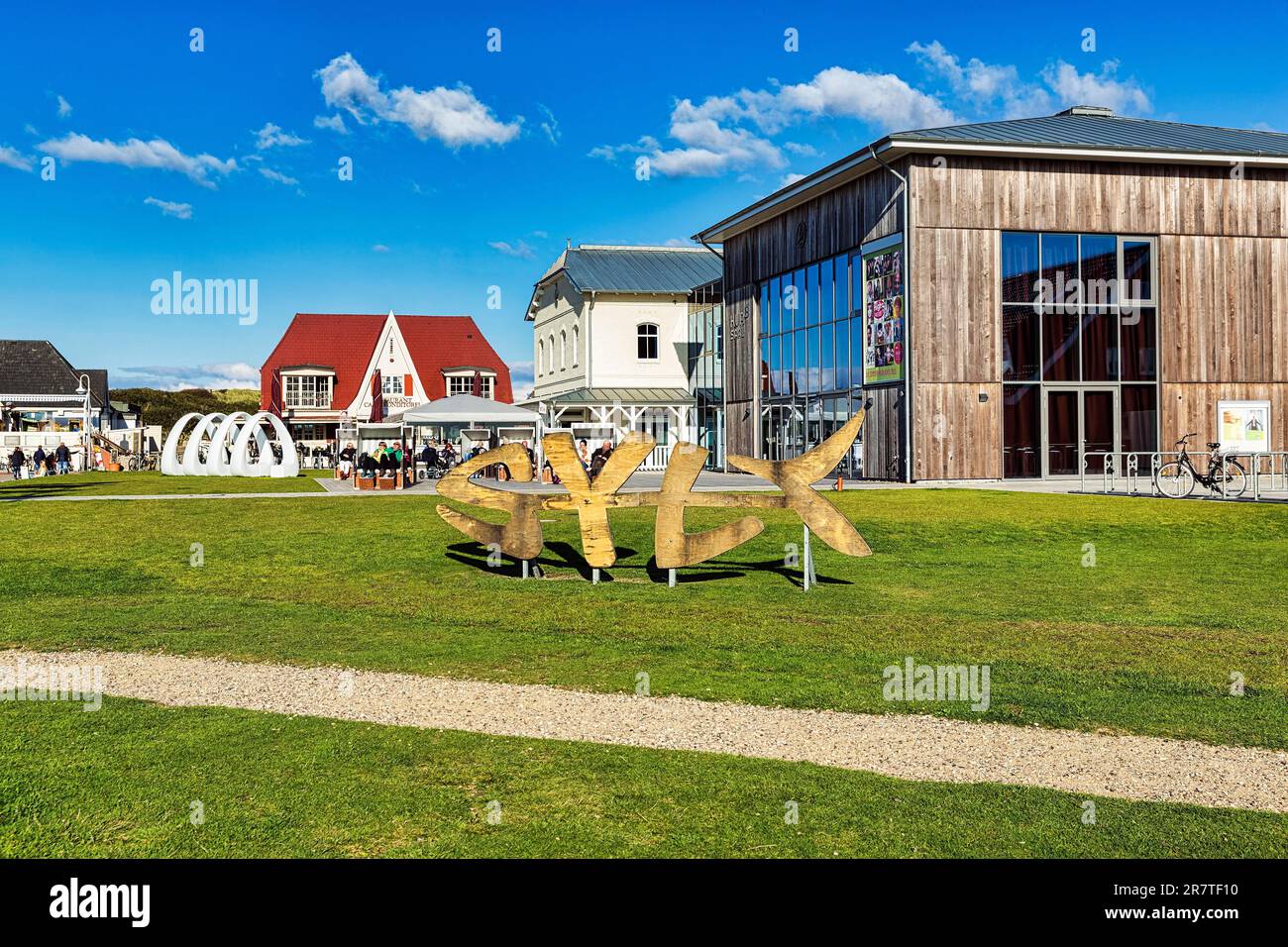 Kursaal Wenningstedt, lieu avec lettrage, lettres majuscules, nuages printaniers en automne, Wenningstedt-Braderup, Sylt, Allemagne Banque D'Images