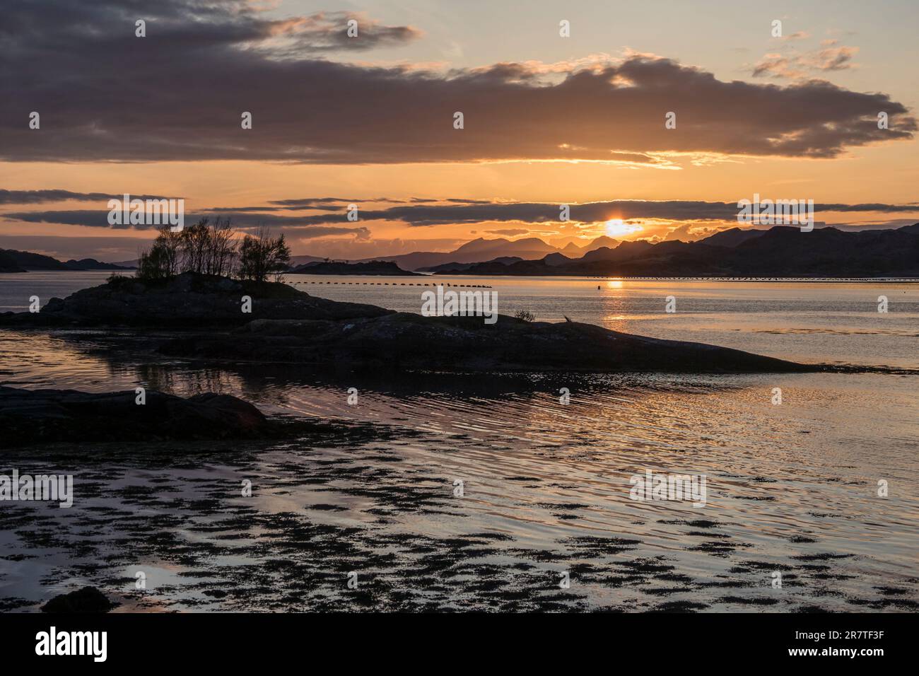 Coucher de soleil sur la mer au sud de Mallaig, île, équipement de pêche, Écosse, Royaume-Uni Banque D'Images