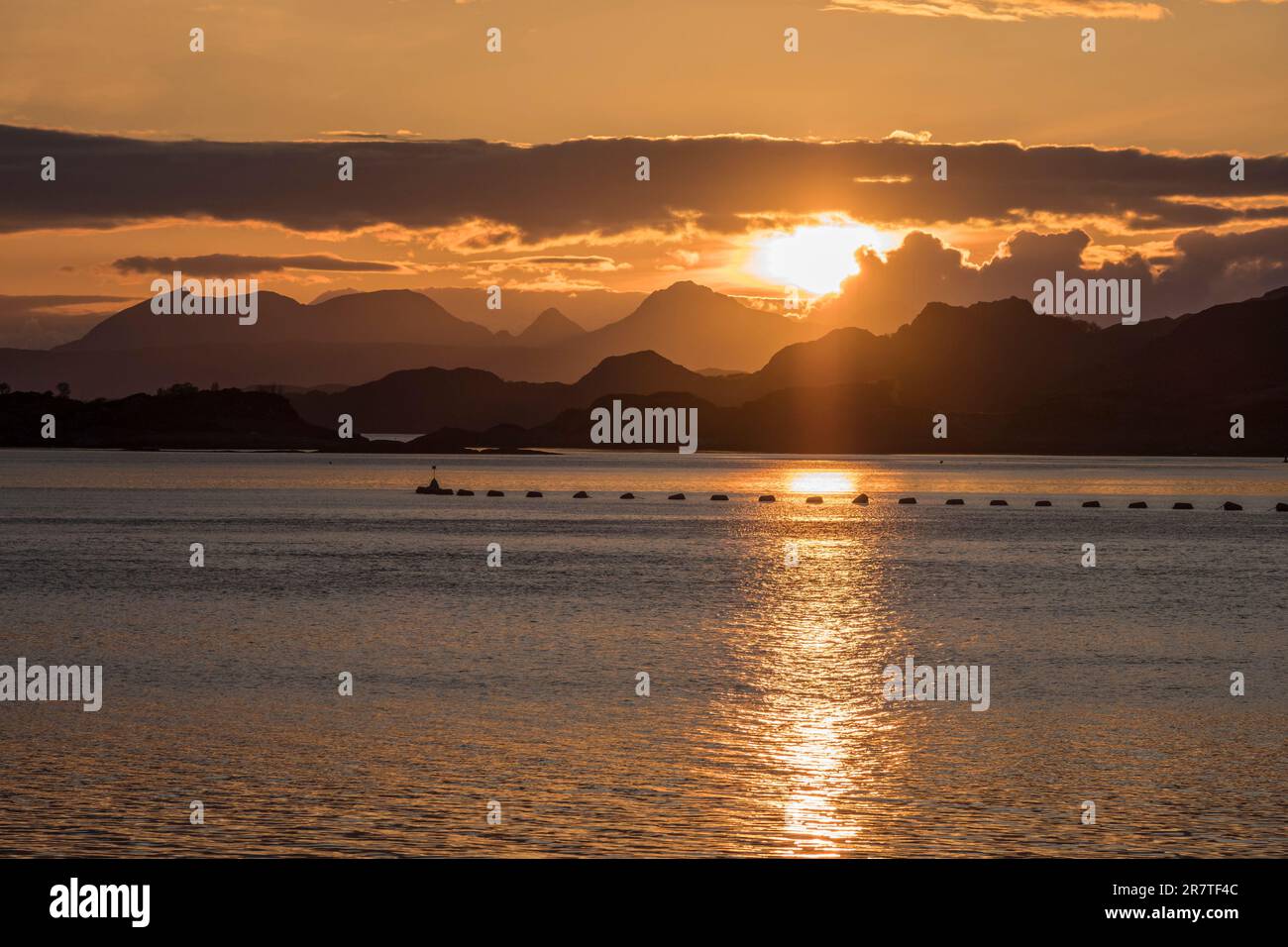 Coucher de soleil sur la mer au sud de Mallaig, île, équipement de pêche, Écosse, Royaume-Uni Banque D'Images