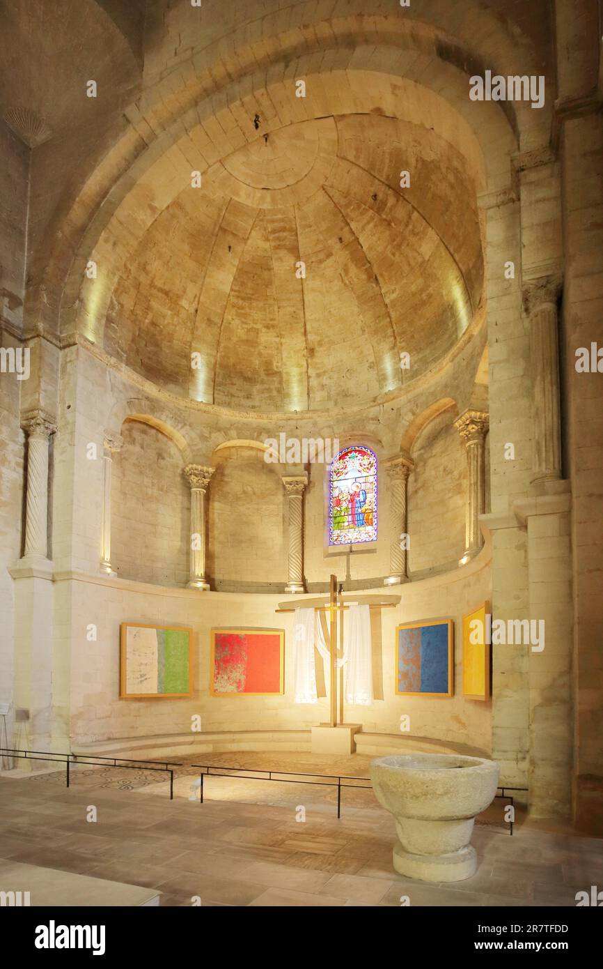 Vue intérieure du choeur de l'église romane notre-Dame, Saint-Paul-trois-Châteaux, Saint-autel, décoration, Drôme, Tricastin, Provence Banque D'Images