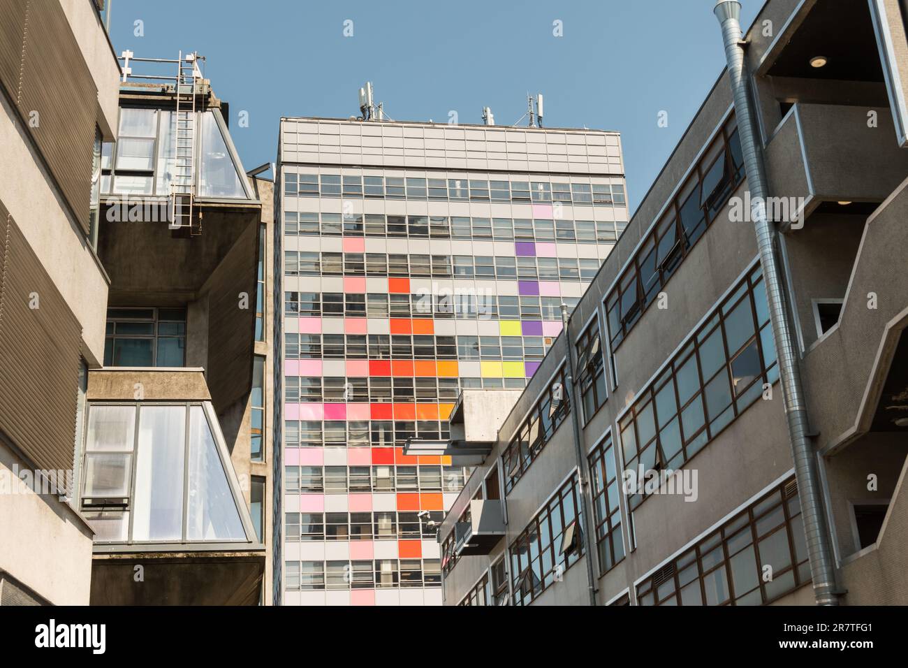 Le bâtiment coloré de la tour LCC, London College of communication, UAL, Elephant & Castle, Southwark, Londres, Angleterre, Royaume-Uni Banque D'Images