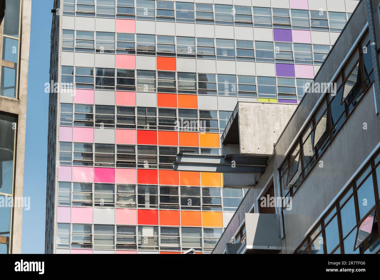Le bâtiment coloré de la tour LCC, London College of communication, UAL, Elephant & Castle, Southwark, Londres, Angleterre, Royaume-Uni Banque D'Images
