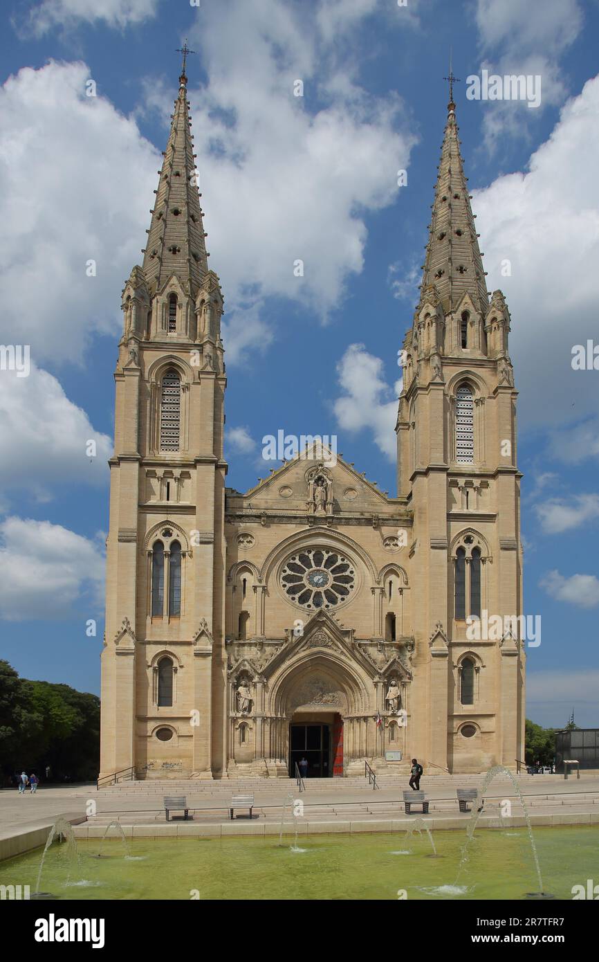 Église néo-gothique St-Baudile construite en 1877, Saint, Cathédrale, Nîmes, Gard, Provence, France Banque D'Images