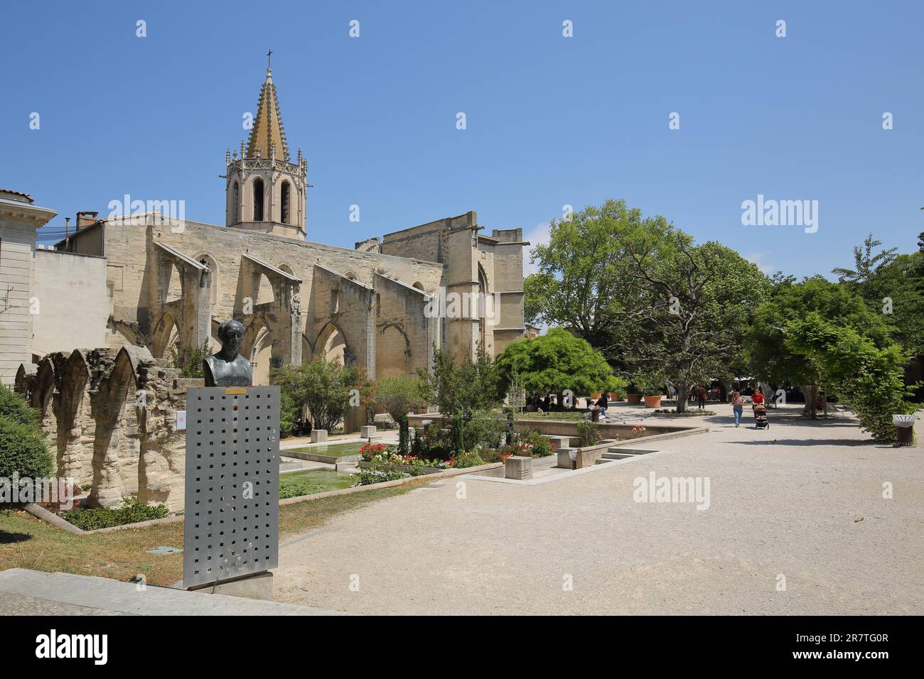 Parc le petit jardin avec église gothique St-Martial, place Agricol Perdiguier, Saint, jardin, Avignon, Vaucluse, Provence, France Banque D'Images