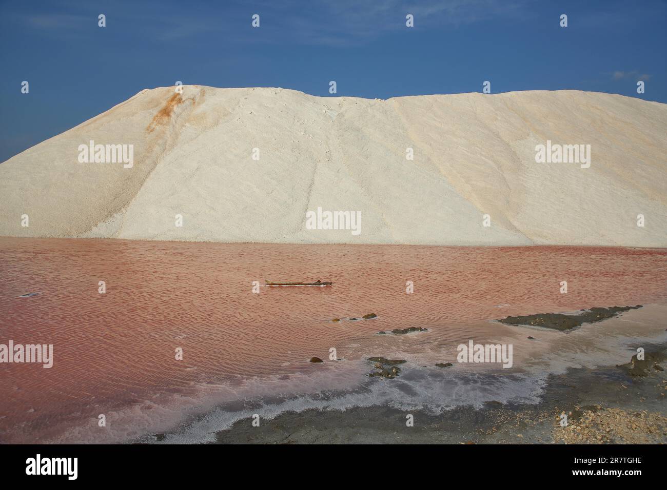 Montagne de sel avec de l'eau à une solution saline pour l'extraction du sel, dépôt de sel, montagne, sel de mer, eau salée, rivage, marron, rouge, eau, lac, banque, sel Banque D'Images