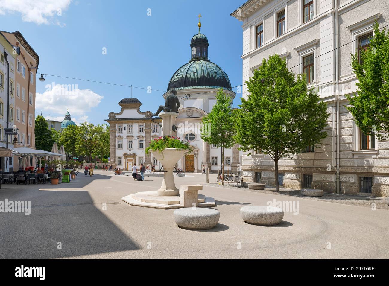 Kajetanerbrunnen avec arbres, Kajetanerkirche, Kajetanerplatz, ciel bleu, vieille ville, Salzbourg, Autriche Banque D'Images