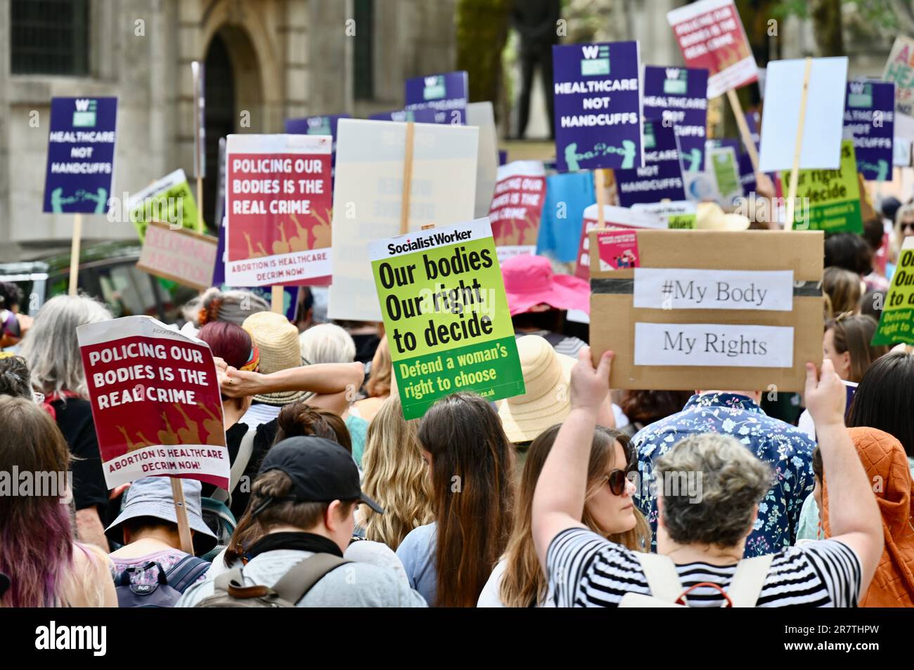 Londres, Royaume-Uni. 17th juin 2023.UK. Il est temps d'agir en mars. Organisée par le BPAS, le Parti de l'égalité des femmes et la société Fawcett en réponse à la peine de prison d'une femme qui a utilisé des pilules d'avortement pour mettre fin à sa grossesse. La mère de trois enfants a été poursuivie en vertu d'une loi adoptée en 1861 qui stipule que toute femme au Royaume-Uni qui tente de mettre fin à sa propre grossesse en dehors d'un ensemble de critères stricts peut faire face à l'emprisonnement à vie. Crédit : michael melia/Alay Live News Banque D'Images