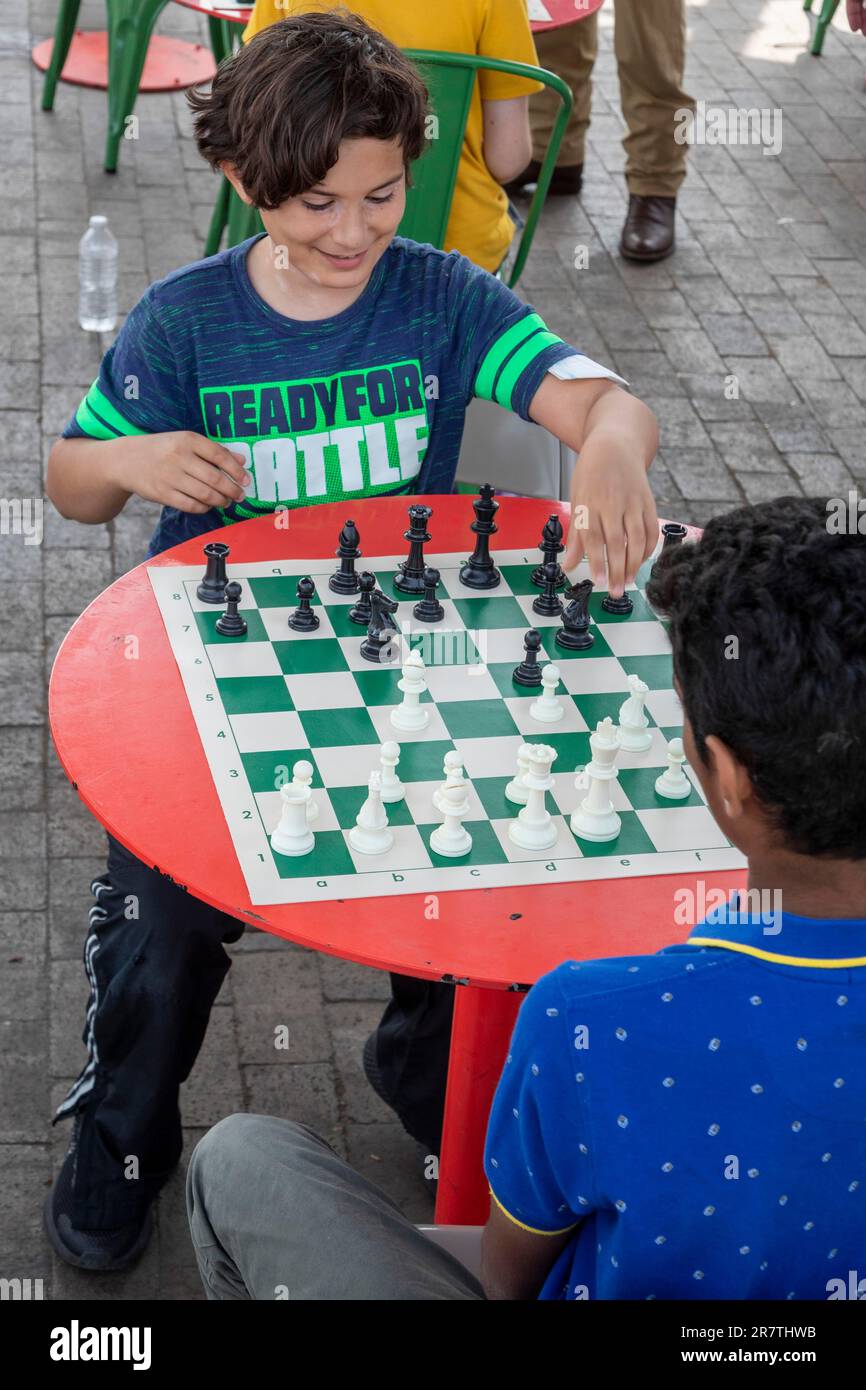 Washington, DC, les enfants jouent aux échecs à l'Eastern Market Metro Plaza sur Capitol Hill. Le tournoi d'échecs a été organisé par les États-Unis Centre d'échecs Banque D'Images