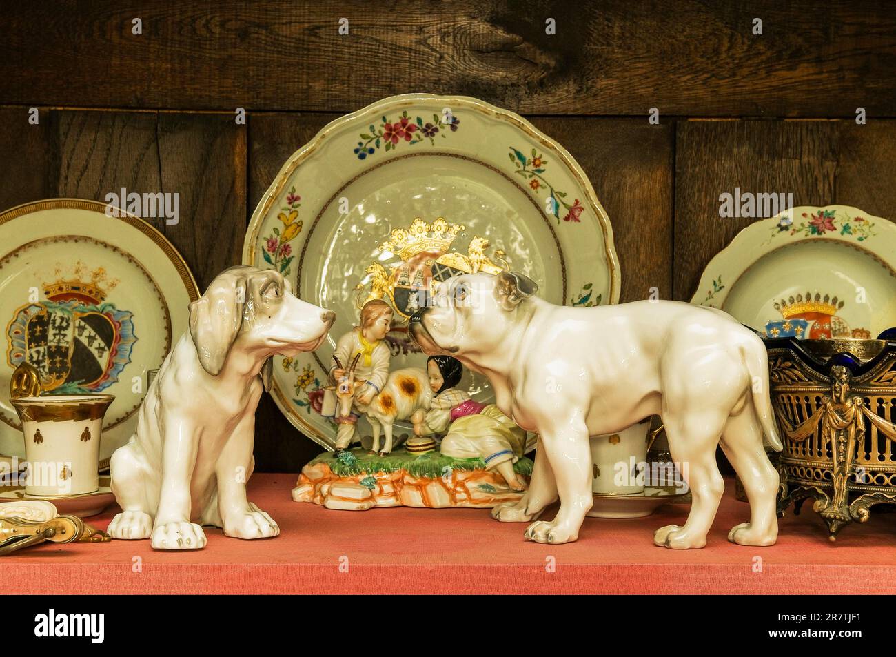 Chiens en porcelaine, assiette à motifs en porcelaine, pantalons, vieille maison, à partir de 1920s, vieillesse, intérieur, décoration intérieure, meubles, années vingt, Allemagne Banque D'Images