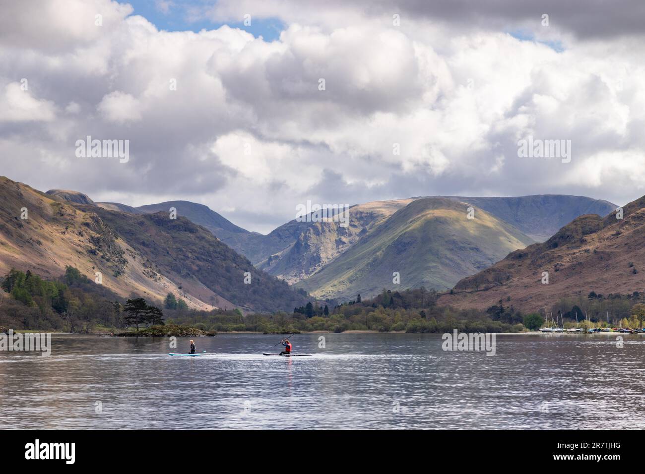 Paddleboarders à Ullswater dans le Lake District, Cumbria, Angleterre Banque D'Images