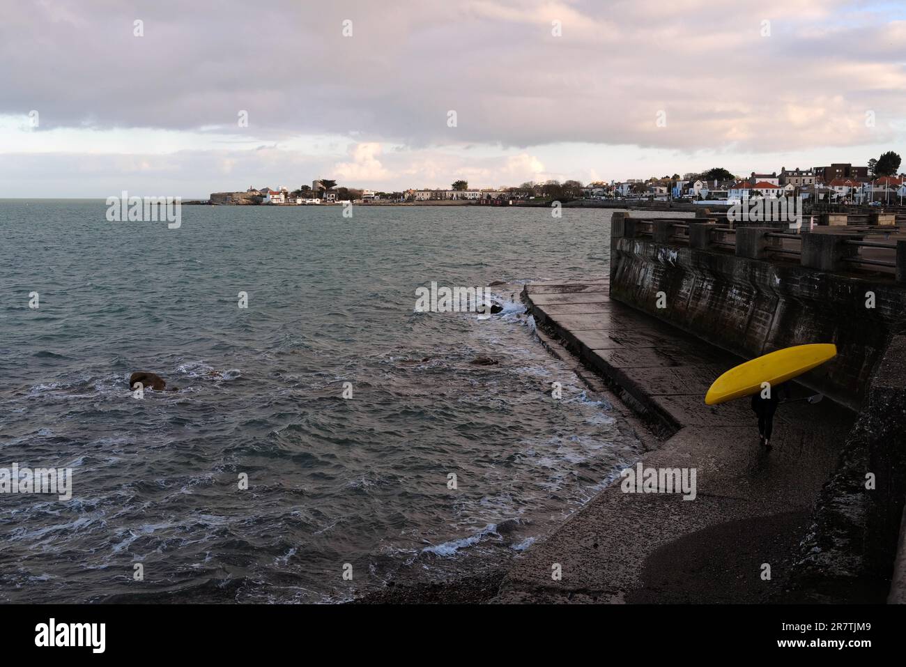 Une scène maritime typique qui donne sur Sandy Cove, sur la côte est de l'irlande, par une journée d'hiver. Dun Laoghaire, Irlande, rivage, maisons, canoë Banque D'Images