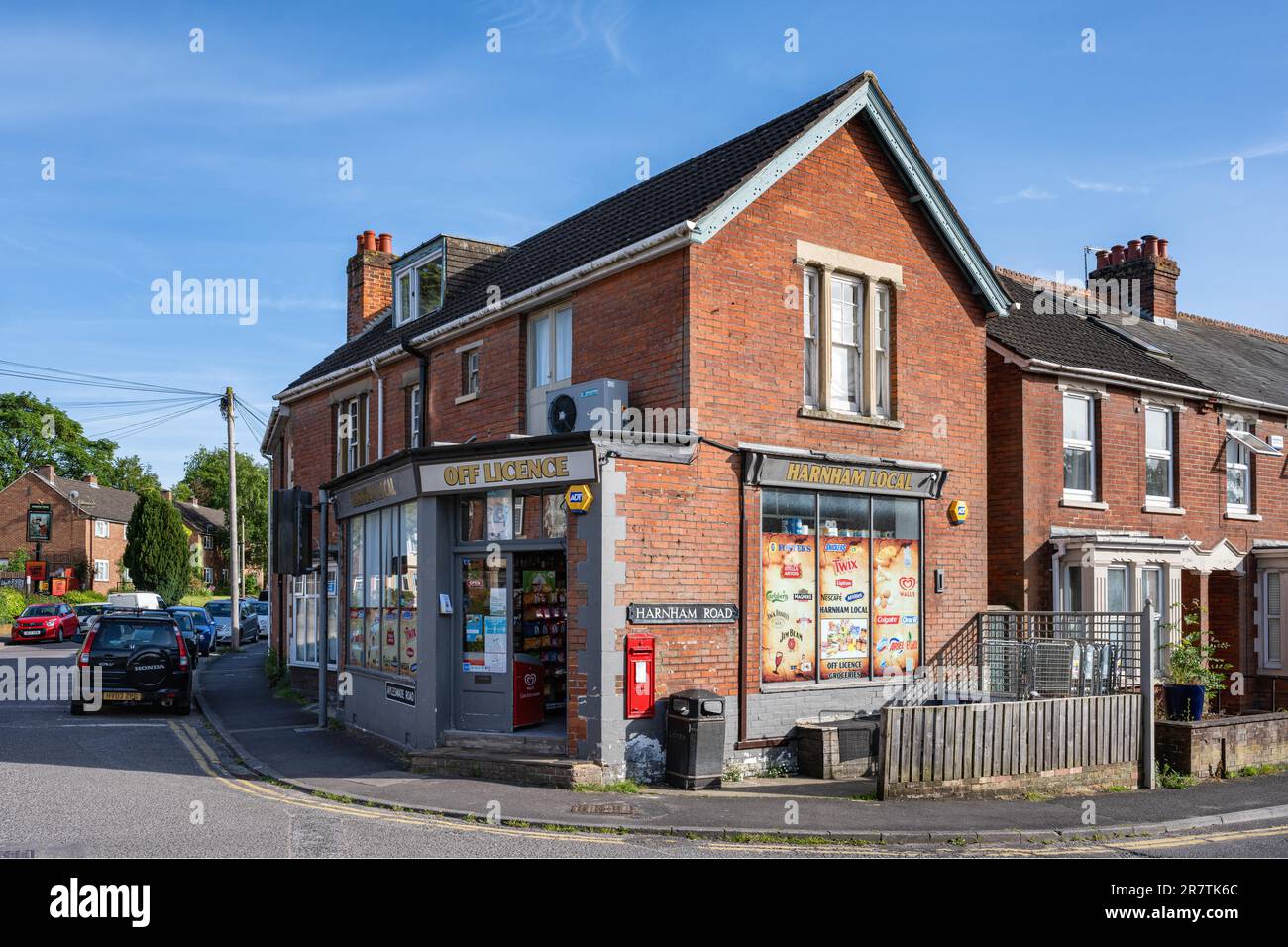 Maison traditionnelle de clinker avec un magasin général, épicier local, Salisbury, Wiltshire, Angleterre, Royaume-Uni Banque D'Images