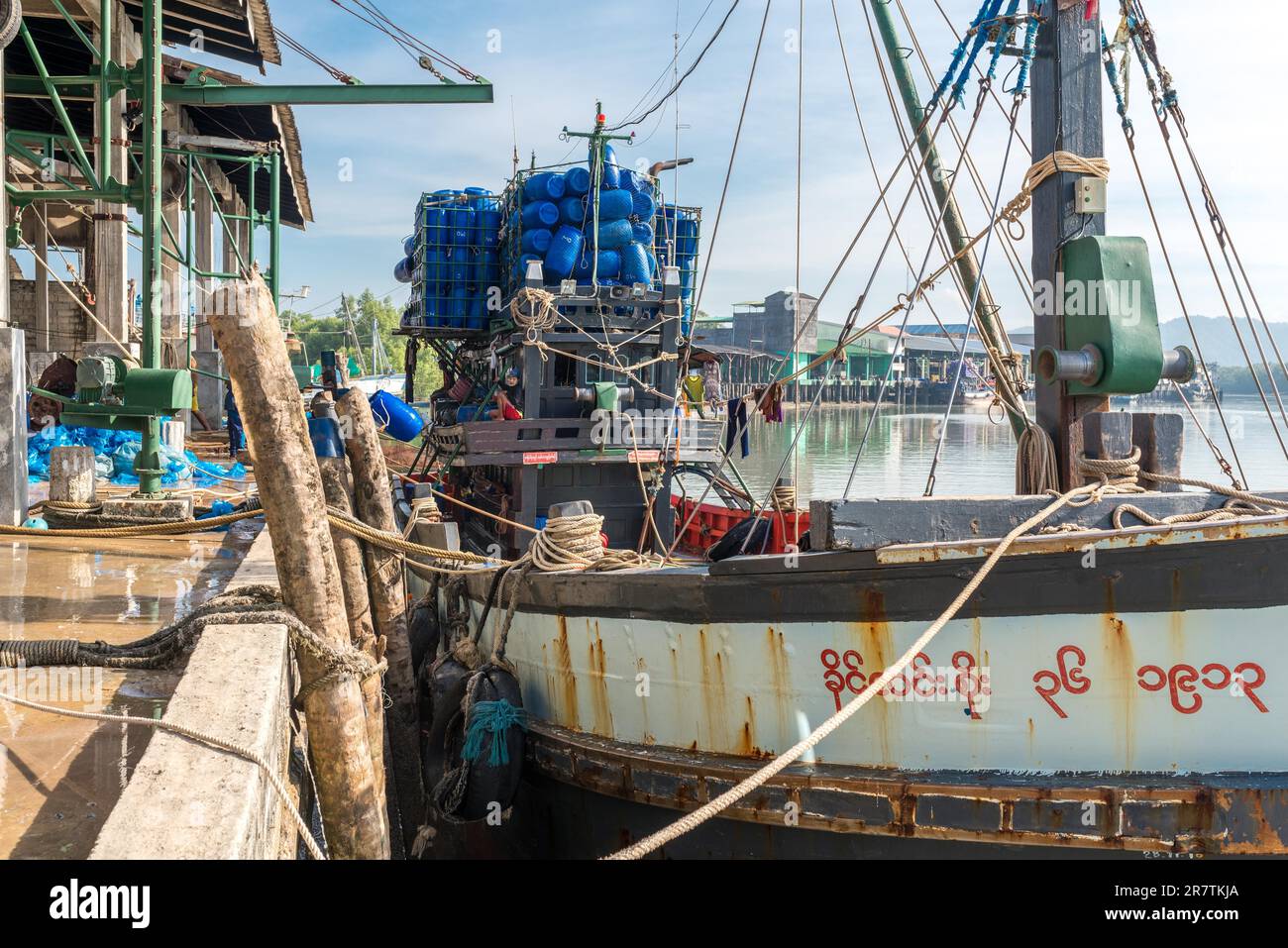 Le chalutier de pêche est amarré à la jetée dans la zone industrielle du port de pêche de Ranong, dans le sud-ouest de la Thaïlande Banque D'Images