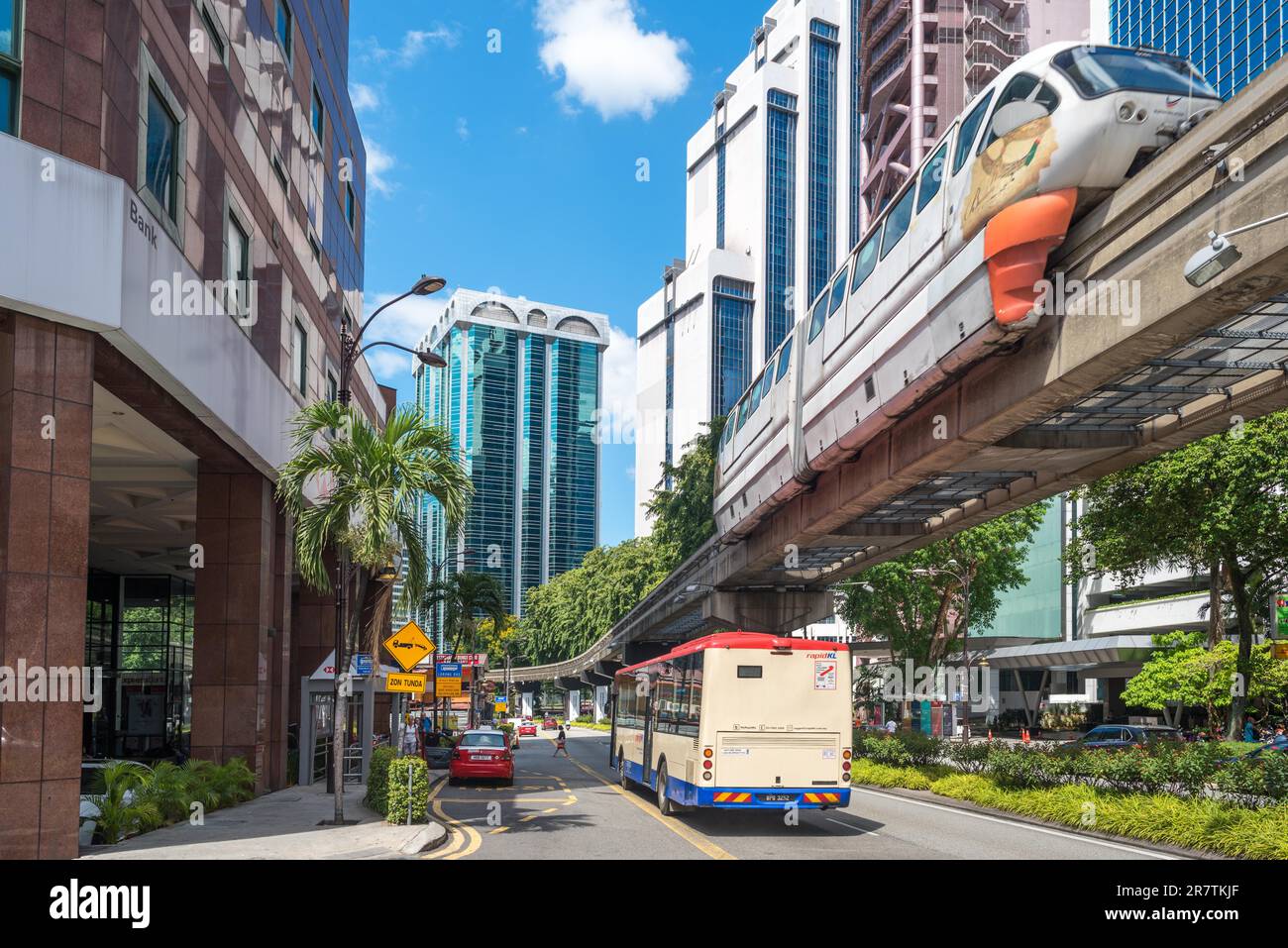 Paysage de rue de la circulation, du pont et du train dans le quartier Bukit Bintang de Kuala Lumpur. Les trains de la ligne KL Monorail relient plusieurs gares Banque D'Images