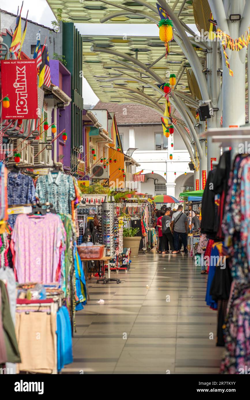 India Street est bordée de boutiques vendant toutes sortes de marchandises, en particulier des textiles. Il s'agit d'un étroit passage couvert dans le quartier chinois de la ville Banque D'Images