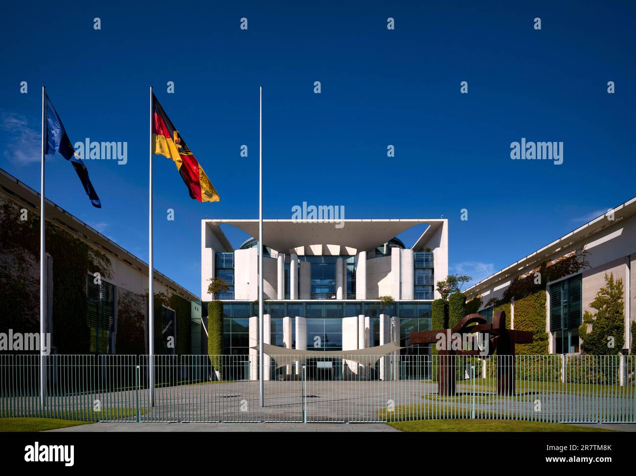 Chancellerie fédérale, quartier du gouvernement, drapeau, ciel bleu, Berlin, Allemagne Banque D'Images