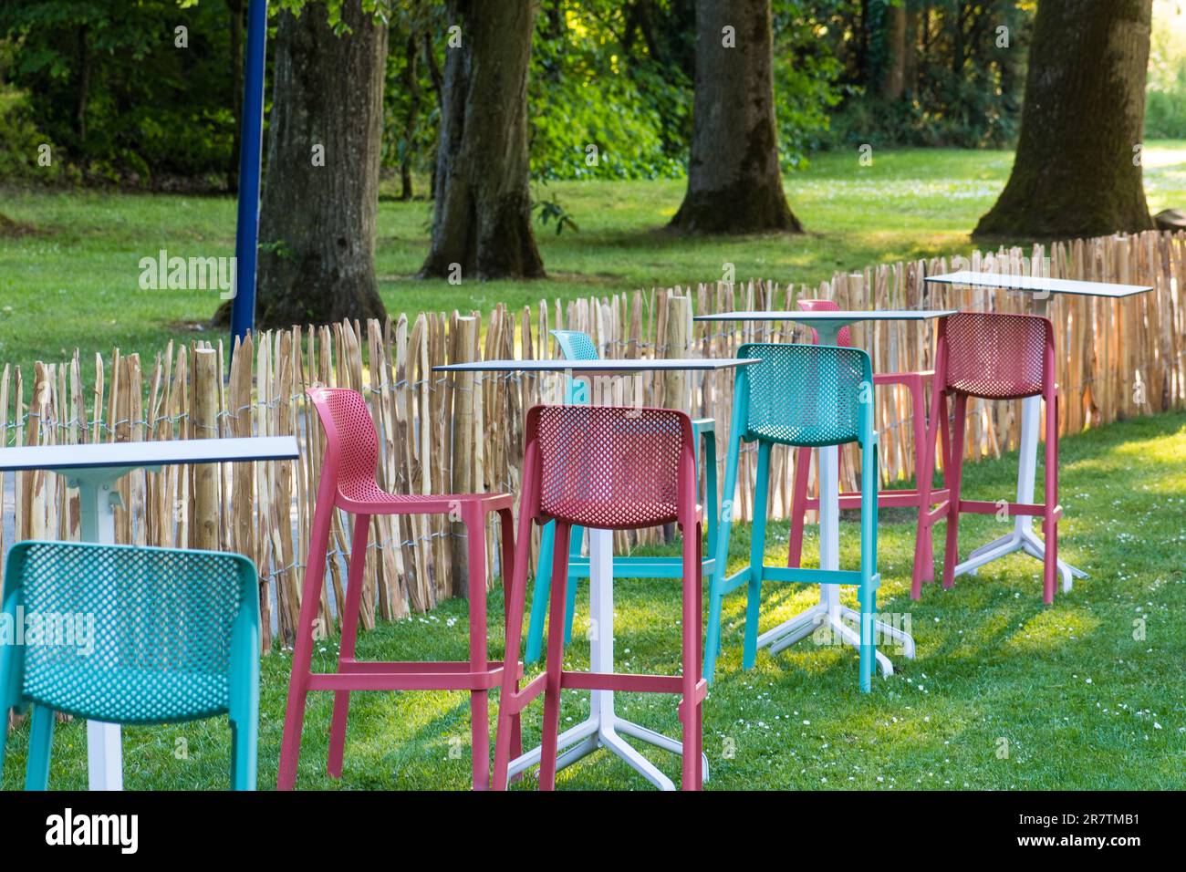 chaises vides roses et bleues attendant les gens Banque D'Images