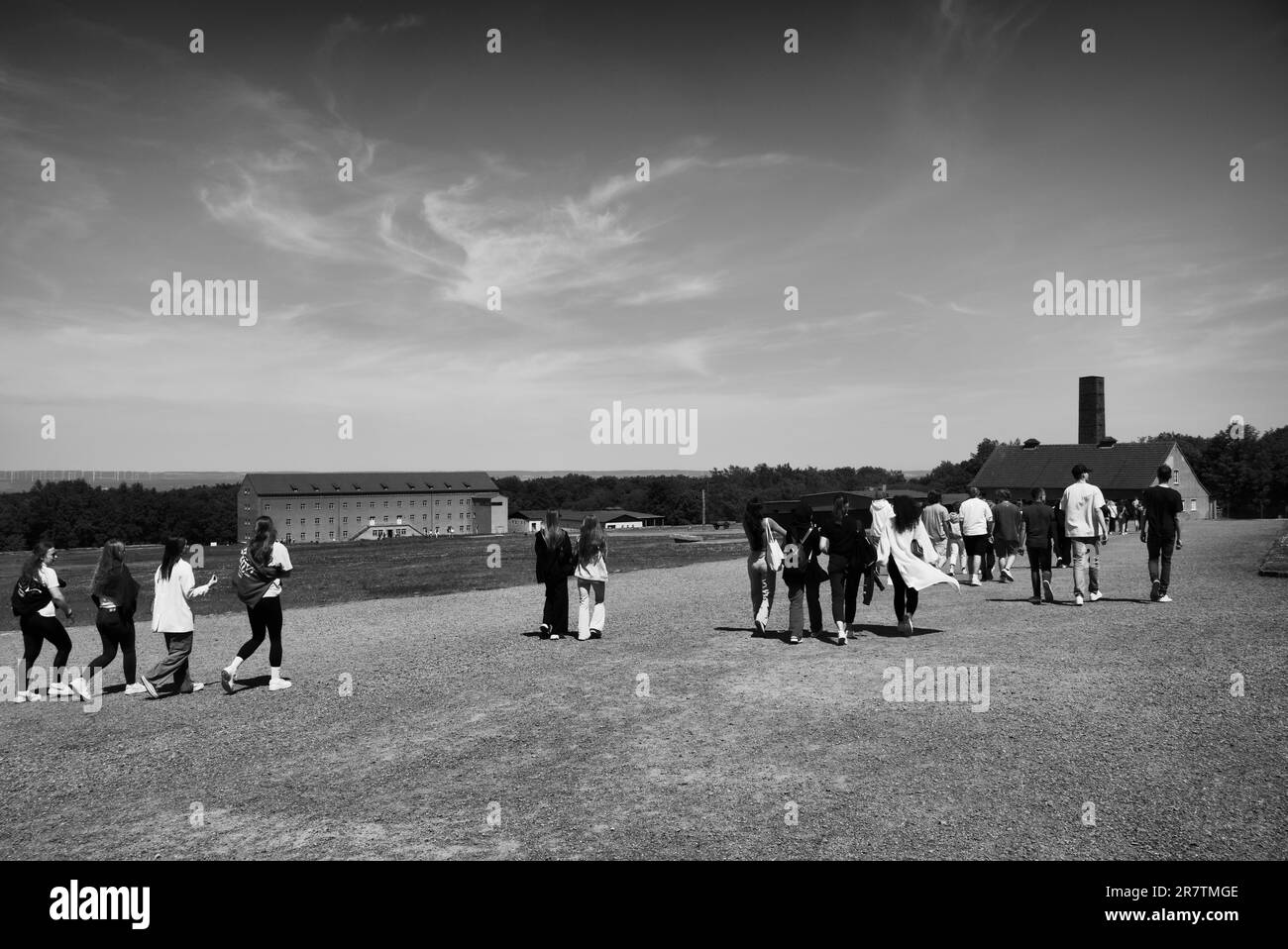 Groupes scolaires, visiteurs, ancien camp de concentration forêt de hêtres, aujourd'hui mémorial, noir et blanc, Weimar, Thuringe, Allemagne Banque D'Images