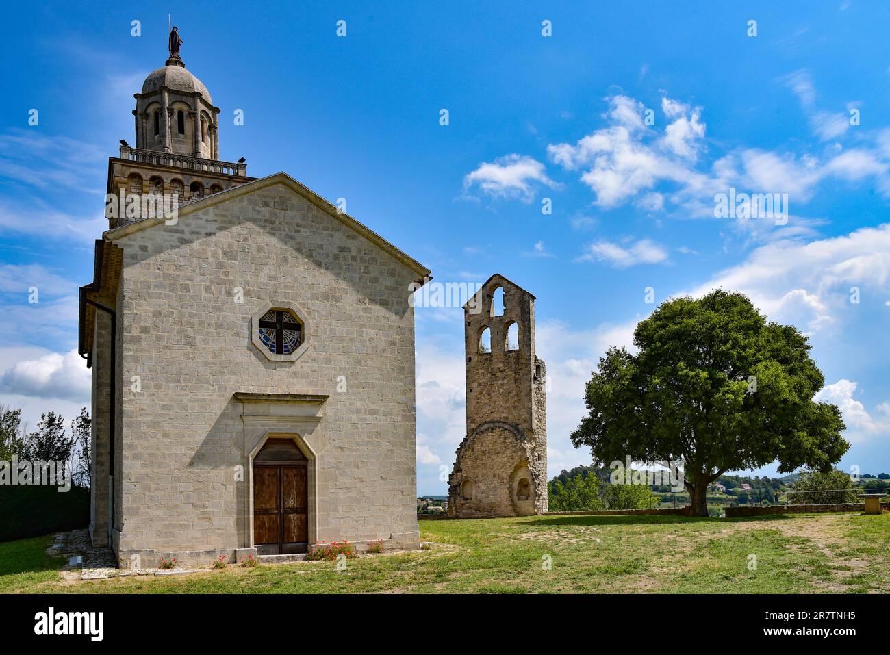 L'église Saint-Pierre et la chapelle de Sanit-Denis sur la commune de Reillanne, dans le Parc naturel du Luberon, en Provence, dans le Banque D'Images