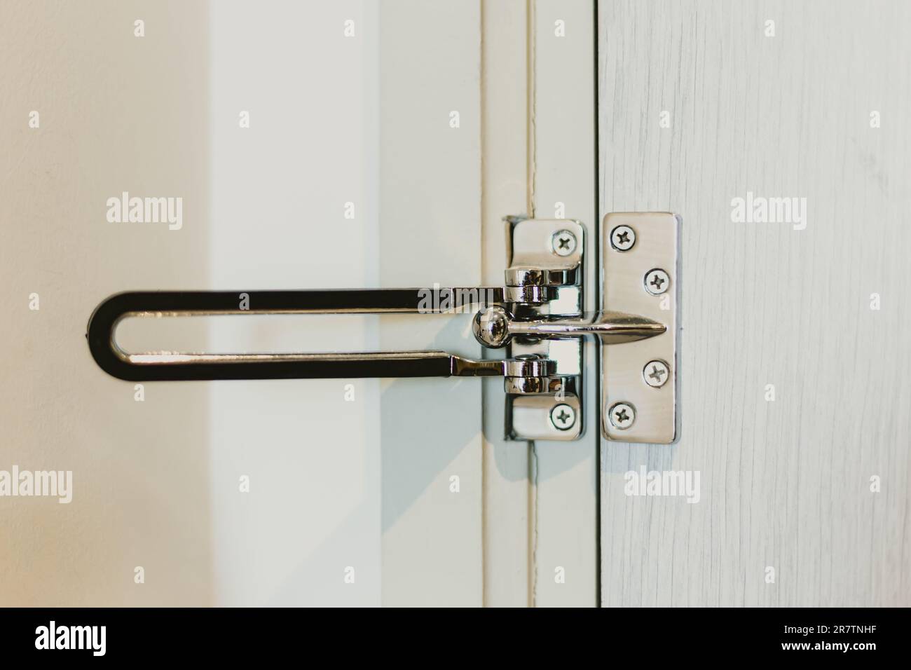 Protection de porte en acier inoxydable verrous de porte barre oscillante chaîne de serrure de porte cadenas anticambriolage fermoir de porte. Banque D'Images