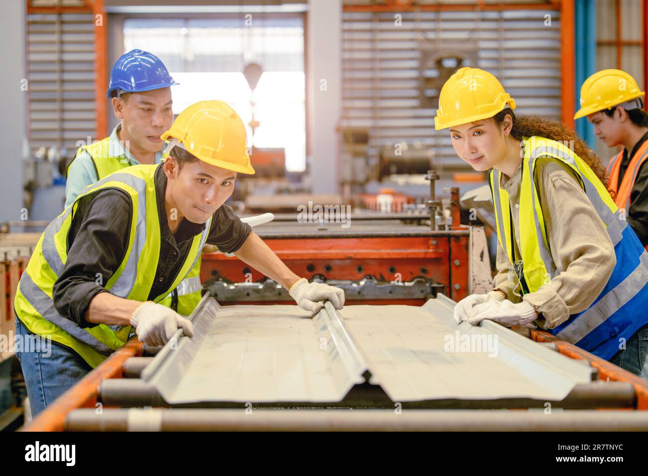 Les travailleurs asiatiques travaillant dans la fabrication de tôles contribuent à travailler ensemble en tant que travail d'équipe. Banque D'Images
