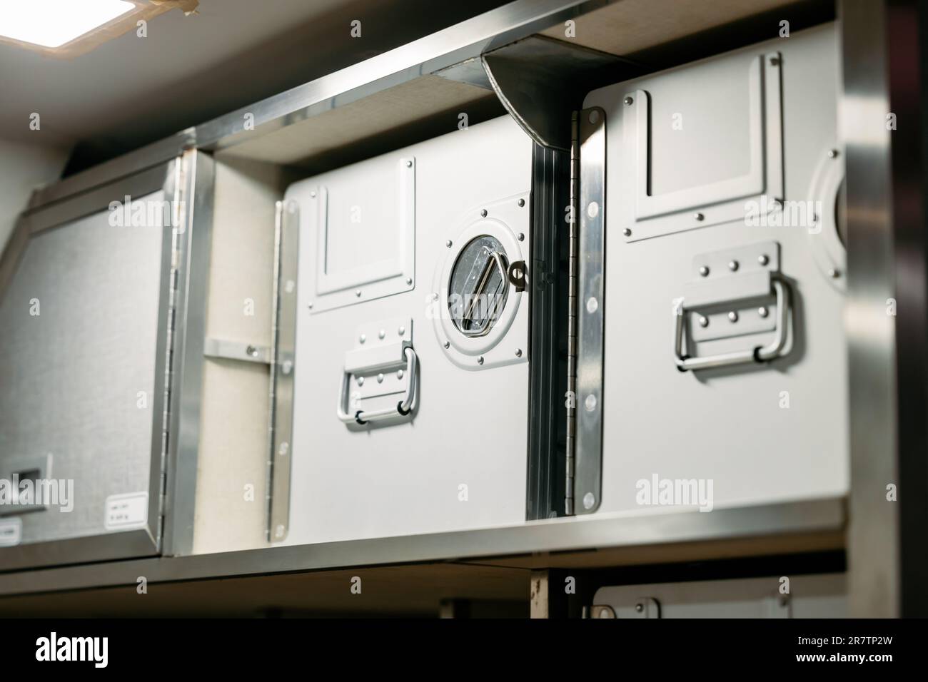 Armoire de sécurité en vol à bord de la boîte de rangement des aliments dans la zone de travail du personnel navigant. Banque D'Images Armoire de sécurité en vol à bord de la boîte de rangement des aliments dans la zone de travail du personnel navigant. Banque D'Images