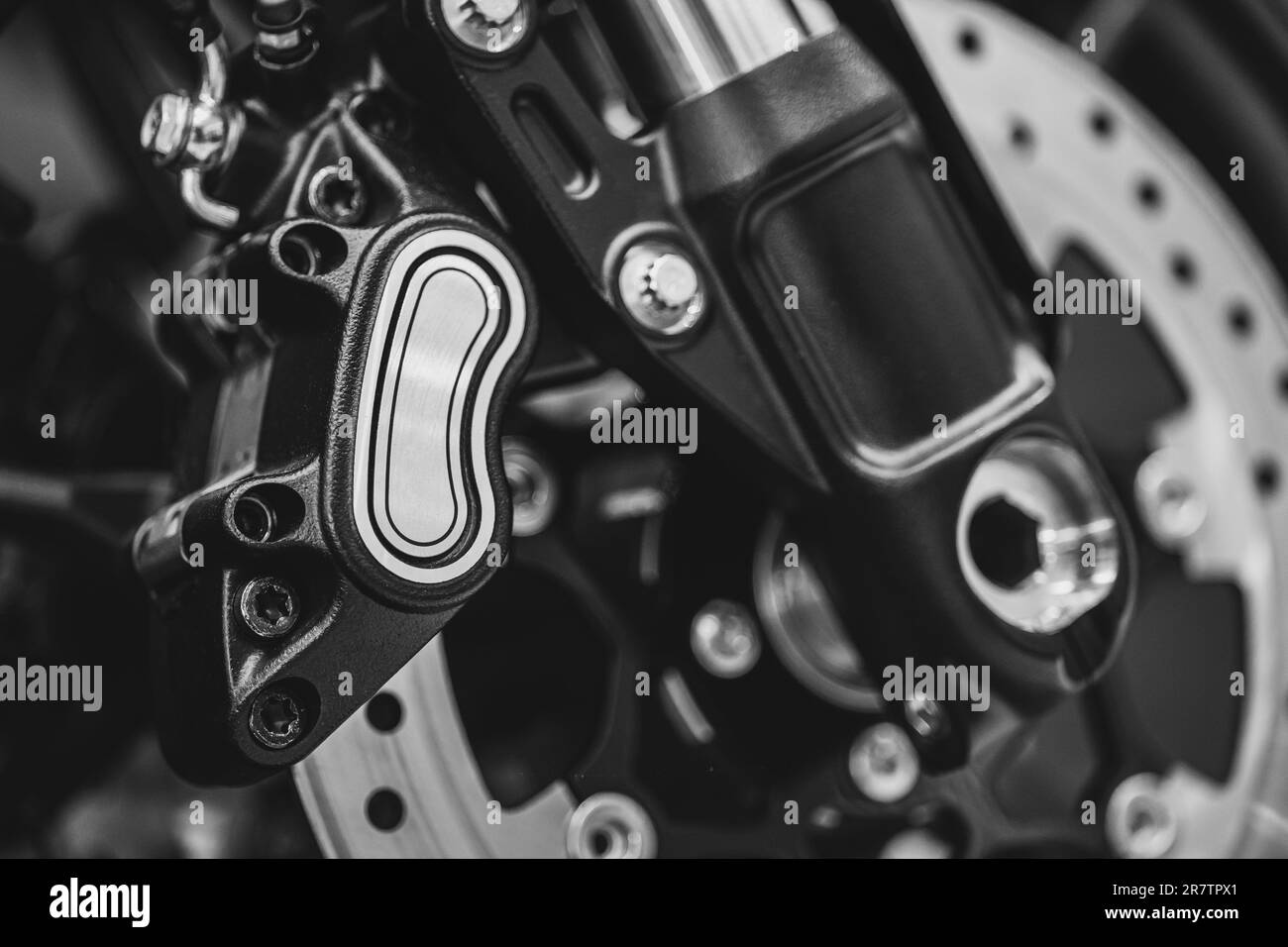 Gros plan de la moto-hachoir frein à disque de roue avant étrier standard Noir et blanc Art Banque D'Images